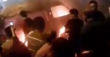 بالفيديو.. اشتعال النيران فى سيارة "تومناية" أسفل كوبرى 45 فى الإسكندرية