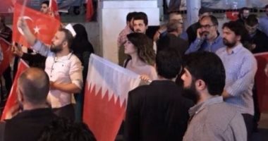 بالصور.. كتائب أردوغان تدعم قطر بـ"أعلام البحرين".. ورواد تويتر: قطيع السلطان