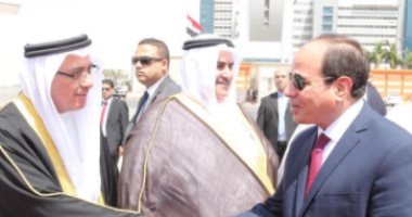 المتحدث الإعلامى لملك البحرين ينشر صورة من زيارة الملك لمصر بصحبة السيسى