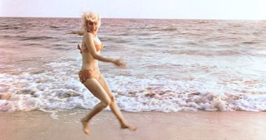 شاهد.. مارلين مونرو بـ"المايوه" على الشاطئ فى صورة نادرة عام 1962