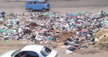 بالصور..شارع أحمد عرابى بشبرا الخيمة يتحول لمقلب عمومى للقمامة