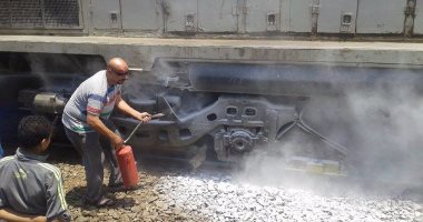 بالفيديو والصور.. حريق جرار يعطل قطار "القاهرة - الفيوم" بمحطة سكك حديد العياط