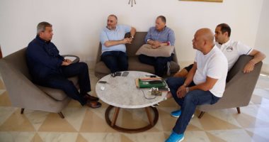 بالصور.. وزير الرياضة يلتقى هانى أبو ريدة فى فندق إقامة المنتخب بتونس