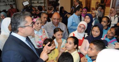 وزير الآثار يمنح الفائزين بمسابقة "الإرادة المصرية" تصريح  سنوى لزيارة المتاحف