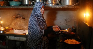بالصور.. فلسطينيون يتناولون الإفطار على ضوء الشموع بقطاع غزة
