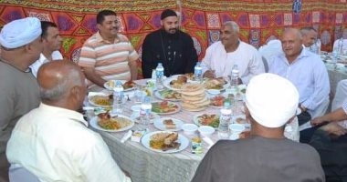 بالصور.. كنيسة الملاك ميخائيل بقنا تنظم إفطار جماعى للمسلمين بالبر الغربى