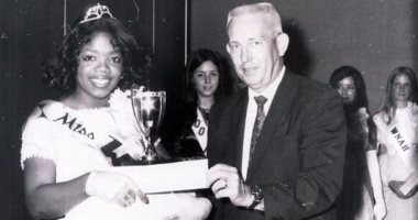 صورة نادرة أوبرا وينفرى تتسلم جائزة Miss Black Tennessee فى سن الـ17