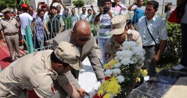 محافظ المنوفية ومدير الأمن يضعان إكليل زهور على النصب التذكارى للجندى المجهول