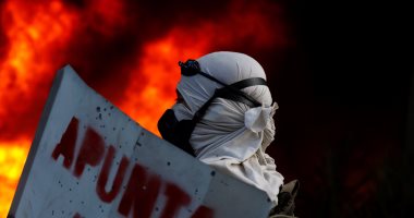 بالصور.. متظاهرون يحرقون مبنى تابعا للمحكمة العليا فى فنزويلا