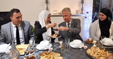 بالصور.. ملك بلجيكا يتناول وجبة إفطار رمضان مع عائلة مسلمة 