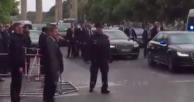 بالفيديو.. الرئيس السيسى يوقف موكبه بألمانيا لمصافحة الجالية المصرية