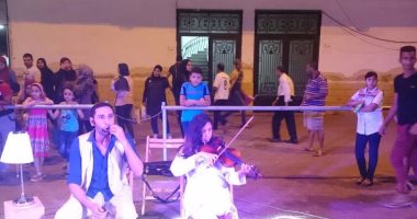 بالصور .. فرقة فنية تقيم حفل فنى بشارع النيل برأس البر