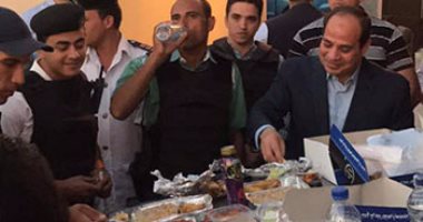بالفيديو والصور.. السيسى يتناول الإفطار مع أفراد أحد الأكمنة الأمنية بالقاهرة