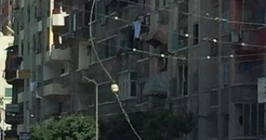 قارئ يرصد سقوط كابلات الترام فى شارع محرم بيك بالإسكندرية