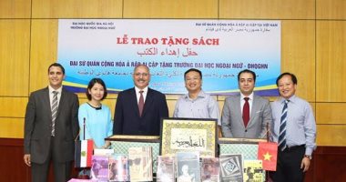 مصر تهدى مجموعة من الكتب لقسم اللغة العربية بجامعة هانوى فى فيتنام