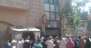 بالصور.. شكوى من تأخر موظفى مكتب تموين أبو زعبل وتكدس المواطنين