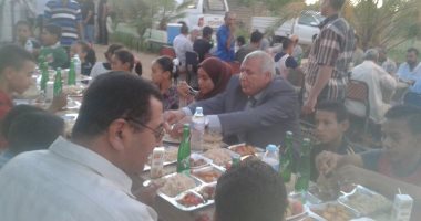 بالصور.. محافظ الوادى الجديد يشارك الأطفال الأيتام حفل إفطارهم السنوى