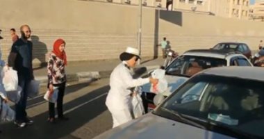 بالصور.. الداخلية توزع وجبات إفطار للصائمين بالمجان فى شوارع القاهرة