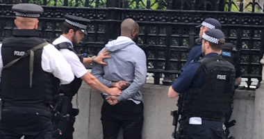 بالصور.. الشرطة البريطانية تغلق البوابات المؤدية إلى البرلمان وتعتقل أحد الأشخاص