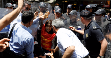 بالصور.. الشرطة التركية تعتقل محتجون على اعتقال أستاذة جامعية ومعلما