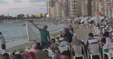بالفيديو والصور.. "خلى فطارك إسكندرانى".. طقوس وعادات على شاطئ إسكندرية فى رمضان