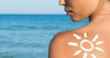 هل يمكنك تطبيق المكياج على بشرتك أثناء حمام الشمس؟