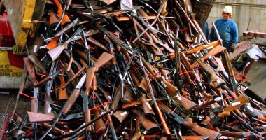بلجيكا تسن قانونا يحظر بيع الأسلحة النارية دون ترخيص 
