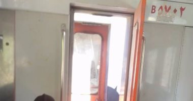 قارئ يرصد صورة لباب عربة مترو مفتوح خلال سيره