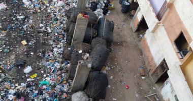 بالصور.. شارع النصر بالإسكندرية تغطيه كتل من القمامة رغبة فى إعادة تدويرها