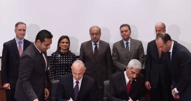 رئيس الوزراء يشهد توقيع اتفاقية تطوير 100 جرار بالسكة الحديد مع جنرال إلكتريك
