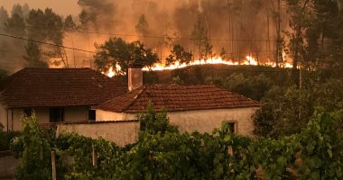 بالصور.. حرائق الغابات بالبرتغال تقترب من منازل السكان