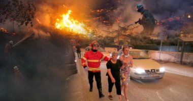 إجلاء السكان من مدينة سانتا كلاريتا بسبب حرائق الغابات بولاية كاليفورنيا