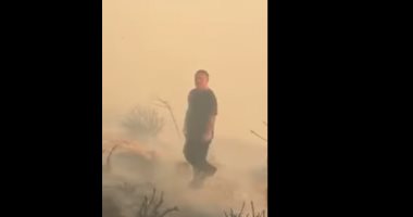 بالفيديو..حاملا فوق كتفه طفاية..ملك الأردن يشارك بإطفاء حريق غابة الكمالية