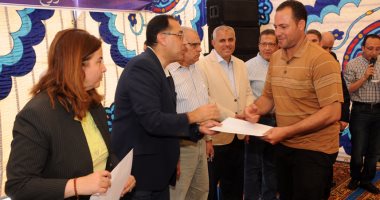 وزير الإسكان يُسلم 700 شقة لمستحقيها بمدينة النوبارية الجديدة