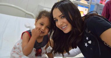 بالصور.. ساندى تزور أطفال مستشفى أبو الريش
