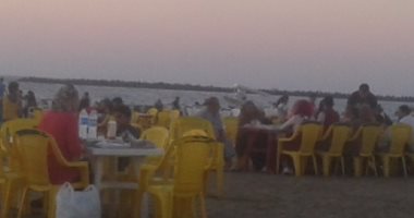 بالصور.. أهالى دمياط يحرصون على تناول الإفطار على شاطئ بلاج رأس البر