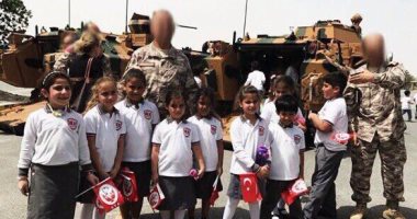 الحكومة القطرية تجبر الأطفال على رفع أعلام تركيا فى استقبال القوات التركية