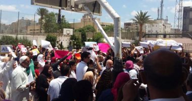 بالصور .. المئات من طلبة اسكندرية للغات يتظاهرون ضد قرار غلقها 