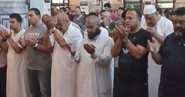 بالصور.. صلاة تهجد ليلة 27 رمضان من أحد مساجد مجرى "قناة السويس" الملاحى ببورسعيد