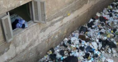 بالصور.. القمامة تحاصر مكتب الصحة فى البساتين ومطالب بتوفير صناديق لجمعها
