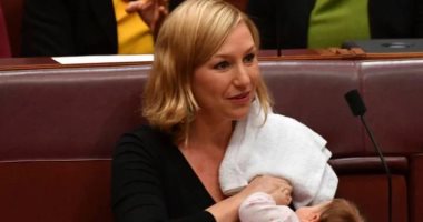 بالفيديو.. سيناتور أسترالية ترضع طفلتها داخل البرلمان بعد عودتها من إجازة وضع