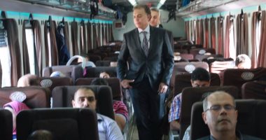خلال استقلاله قطار الإسكندرية.. وزير النقل يعتذر للركاب عن التأخر 20 دقيقة
