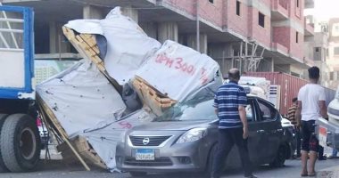 قارئ يشارك بصور لانقلاب سيارة أخشاب أسفل كوبرى القبارى بالإسكندرية