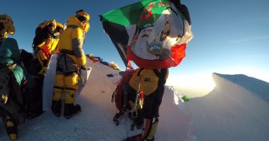 بالصور.. مغامر كويتى يرفع علم بلاده فوق قمة جبل إيفرست للمرة الثانية 