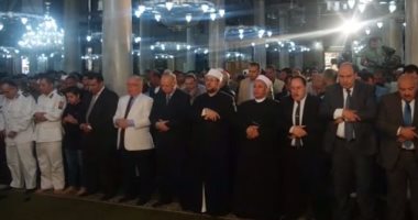 بالفيديو والصور.. وزير الأوقاف والثقافة يؤديان صلاة الجمعة الأخيرة بالحسين