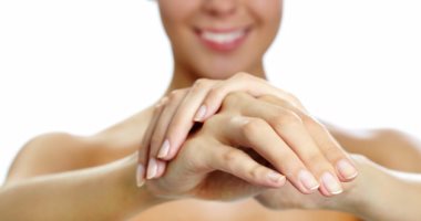 خبيرة تجميل تقدم 3 وصفات طبيعية لعلاج الأظافر الجافة الهشة