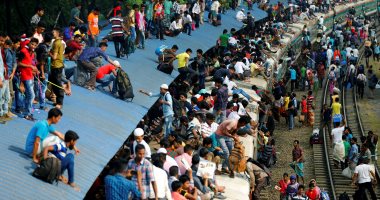 بالصور.. زحام شديد على محطات القطارات ببنجلاديش لحجز تذاكر عيد الفطر