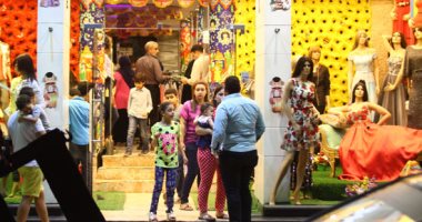 المصريون يتوافدون على محلات وسط البلد لشراء ملابس العيد