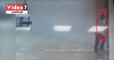 بالفيديو.. انتحار شاب بإلقاء نفسه من الطابق الخامس بـ"مول" شهير فى مدينة نصر