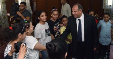 محافظ الإسكندرية  يهنئ أطفال إحدى الجمعيات الخيرية بعيد الفطر 